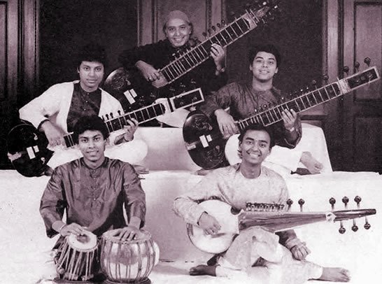 http://www.ustadji.net/UstadJi%20for%20A.L/Gharana/Etawa%20photo/Imrat%20and%20C(546-406).jpg